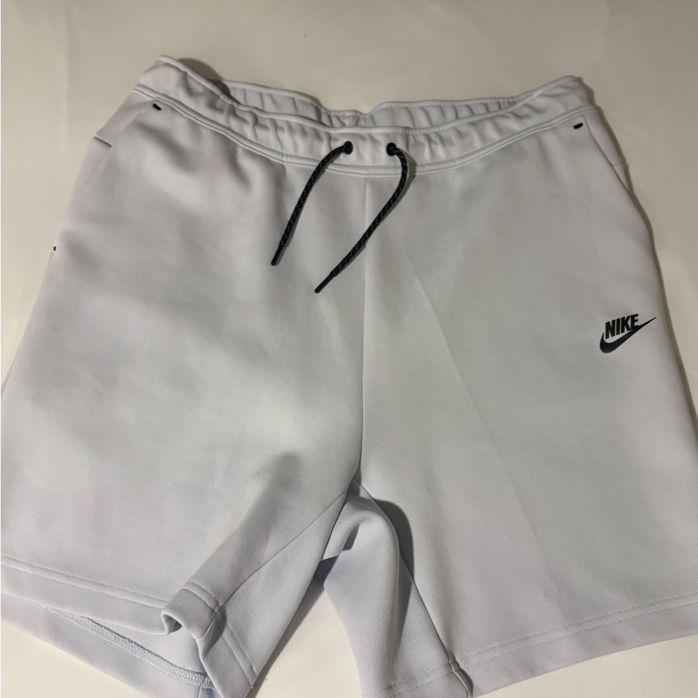 NIKE SPORTSWEAR TECH FLEECE WHITE SHORTS SIZE LARGE